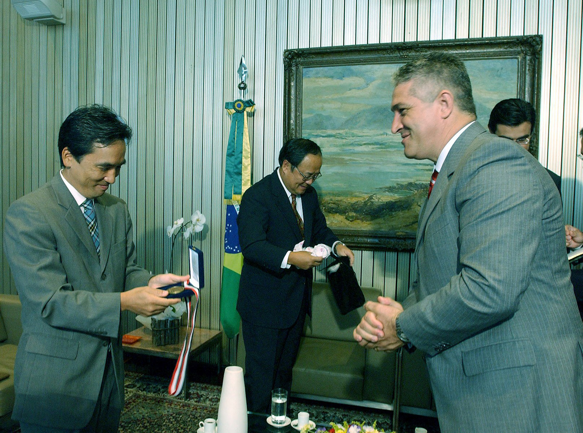 Cnsul geral do Japo visita a Assemblia Legislativa<a style='float:right;color:#ccc' href='https://www3.al.sp.gov.br/repositorio/noticia/03-2008/Vieira japao d.jpg' target=_blank><i class='bi bi-zoom-in'></i> Clique para ver a imagem </a>